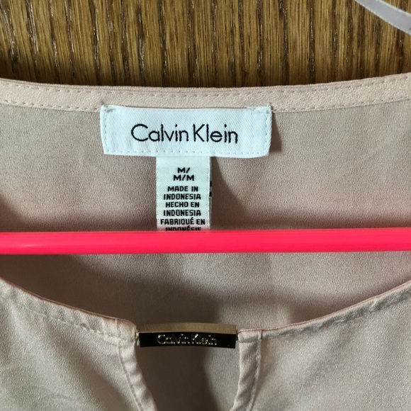 Cute beige Calvin Klein shirt - Picture 3 of 5